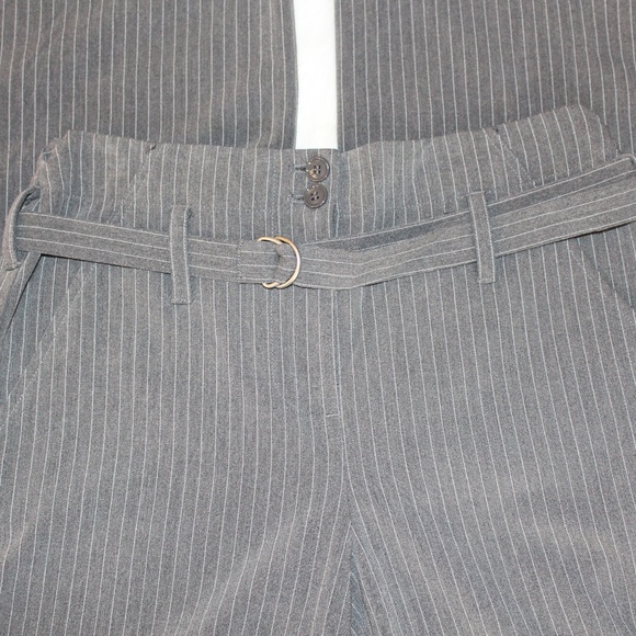 Body by Victoria, gray and white pinstriped belted pants - Picture 4 of 6